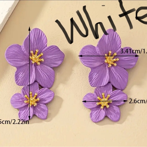 Elegant White Floral Earrings‎ - Picture 2 of 2